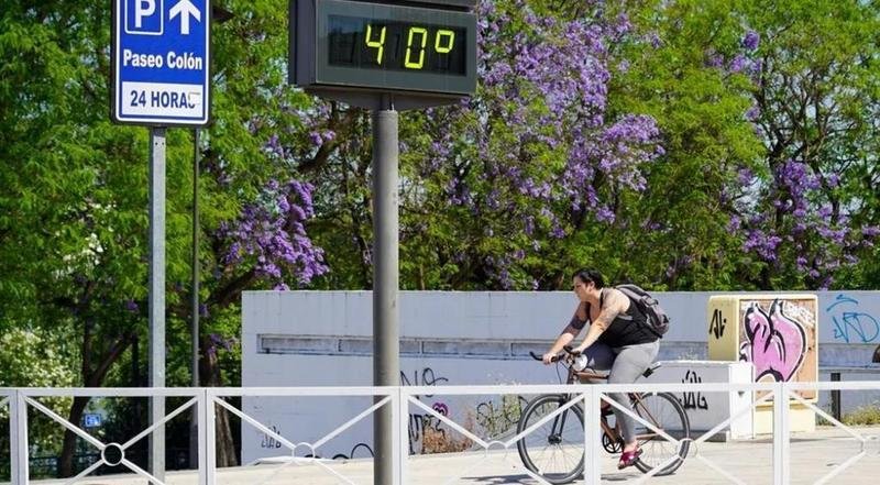 <p> El calor en Sevilla es un problema. </p>