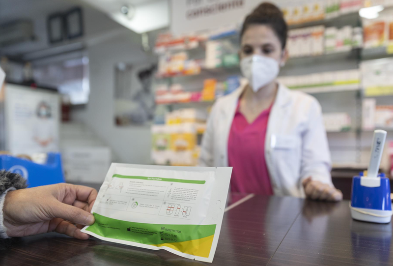 <p> Una mujer con un test de antígenos en la farmacia ‘Las Gemelas’, a 10 de enero de 2022, en Madrid (España). - Eduardo Parra - Europa Press </p>