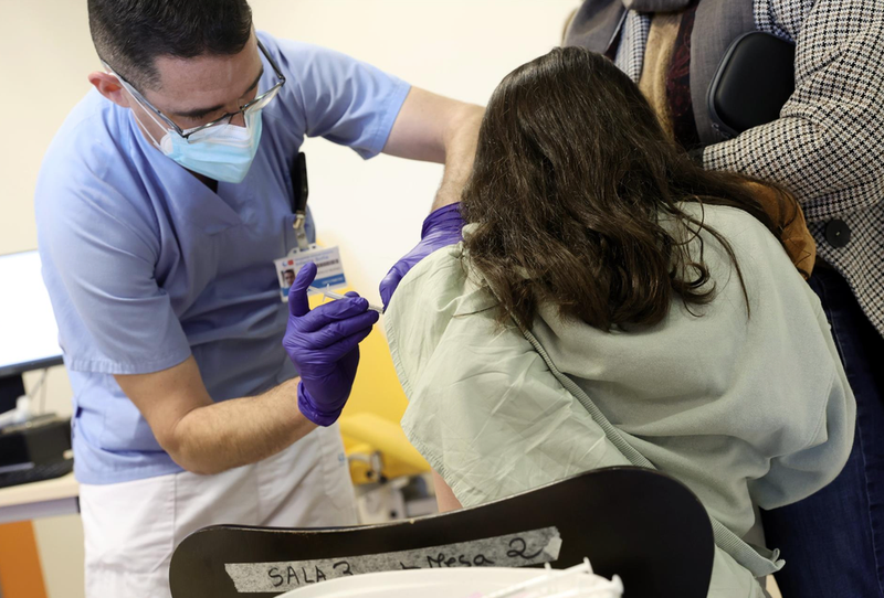 <p> Un trabajador sanitario inyecta la vacuna contra el Covid-19 a un menor, en el Hospital Infanta Sofía, a 30 de diciembre de 2021, en San Sebastián de los Reyes, Madrid, (España). - Eduardo Parra - Europa Press </p>