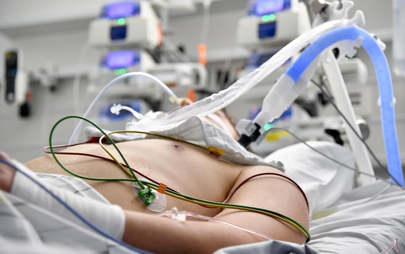 <p> Archivo - 17 November 2021, Austria, Salzburg: A man lies on a hospital bed at the coronavirus ward of the ICU of the Salzburg State Clinic. - Barbara Gindl/APA/dpa - Archivo </p>