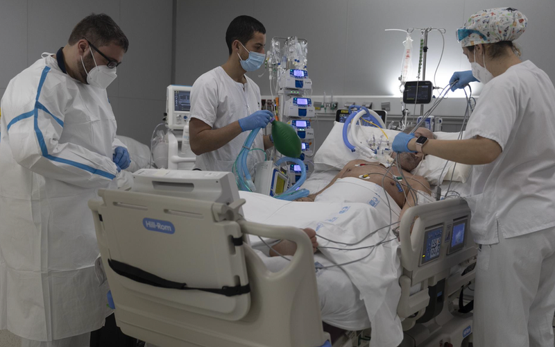 <p> Varios sanitarios alrededor de un paciente ingresado en la UCI del Hospital Enfermera Isabel Zendal, a 13 de enero de 2022, en Madrid (España). - Eduardo Parra - Europa Press </p>