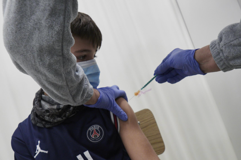 <p> Un niño es vacunado en el centro de vacunación pediátrica, organizado en el seminario del arzobispado de Pamplona, a 16 de diciembre de 2021, en Pamplona, Navarra (España). - Eduardo Sanz - Europa Press </p>
