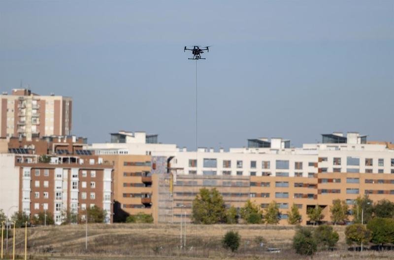 <p> dron sobrevolando Madrid </p>