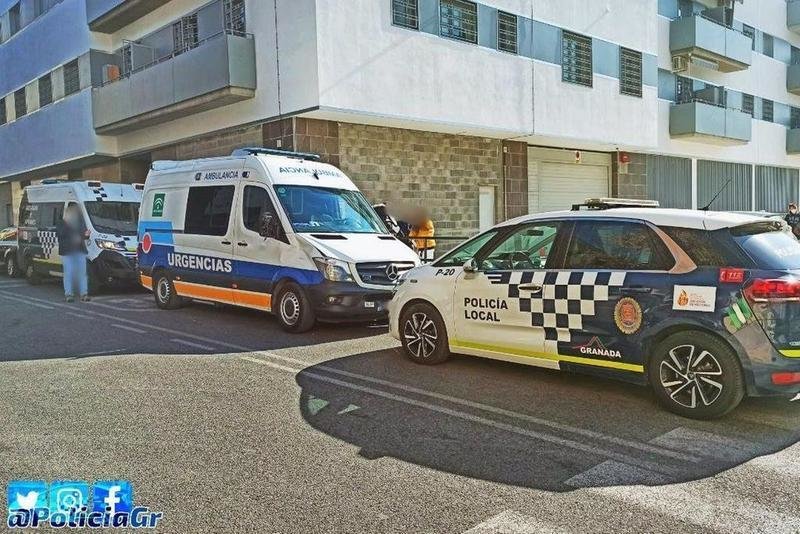 <p> Coche de la Policía Local frente a una ambulancia </p>