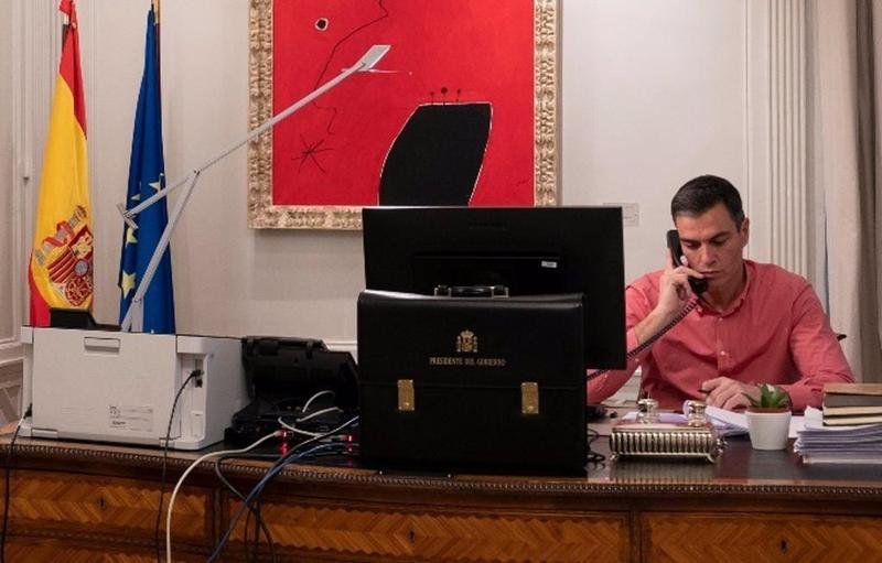 <p> El presidente del Gobierno, Pedro Sánchez al teléfono </p>