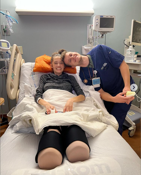 <p> Claire Brigdes en el hospital tras la amputación de ambas piernas. Fuente: Instagram </p>