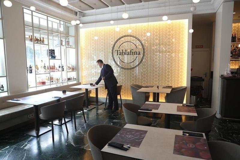 <p> Archivo - Un camarero prepara una mesa en el restaurante Tablafina en el Paseo del Prado. En Madrid, (España), a 10 de julio de 2020. - Marta Fernández Jara - Europa Press - Archivo </p>
