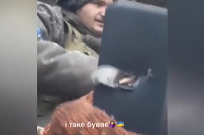 <p> Una bala impacta contra el teléfono móvil de un soldado ucraniano. Fuente: Telecinco </p>