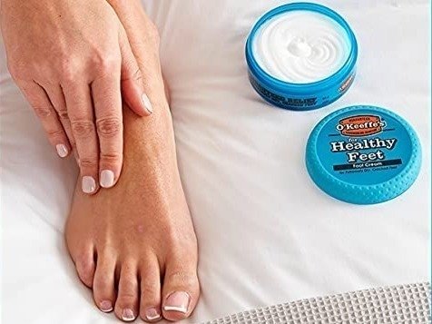 <p> La crema para pies O’Keeffe’s Healthy Feet. </p>