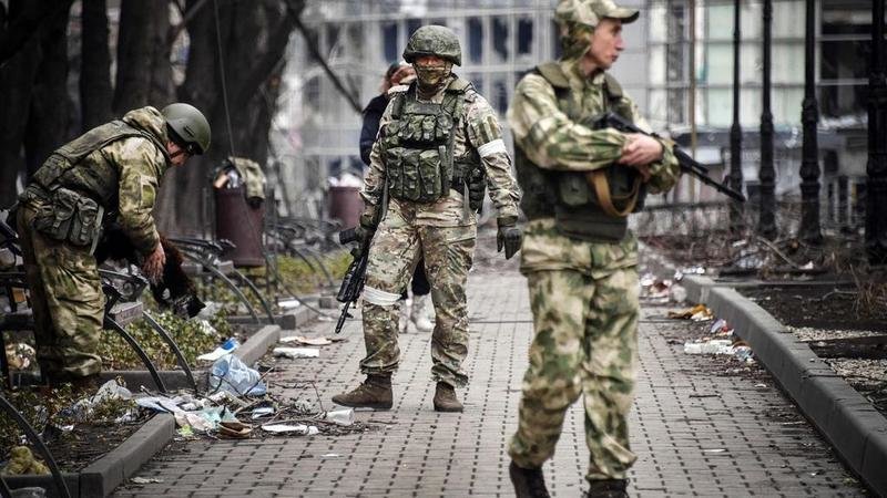 <p> Soldados en Mariupol </p>