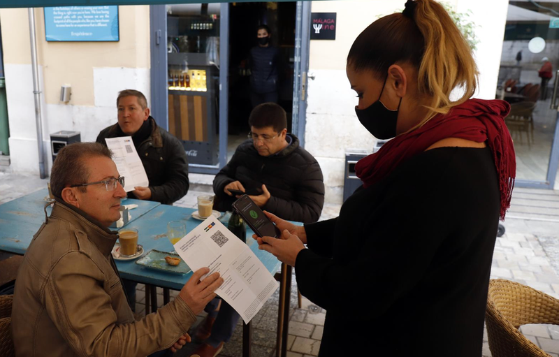 <p> Una camarera pide certificado a los clientes en una mesa en la terraza de un bar durante el primer día de petición de Certificados Covid-19 para la hostelería, a 20 de diciembre de 2021 en Málaga (Andalucía, España) - Álex Zea - Europa Press </p>