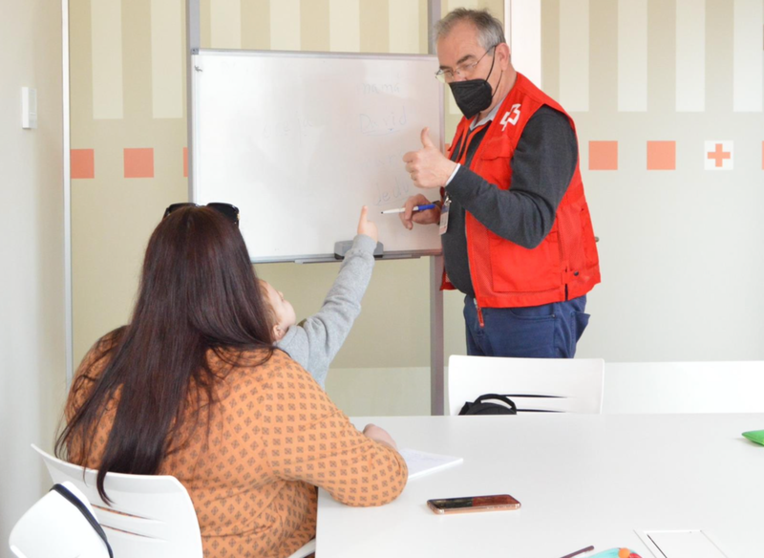<p> Archivo - Un voluntario de Cruz Roja en una clase de español a refugiados ucranianos en Córdoba - CRUZ ROJA - Archivo </p>
