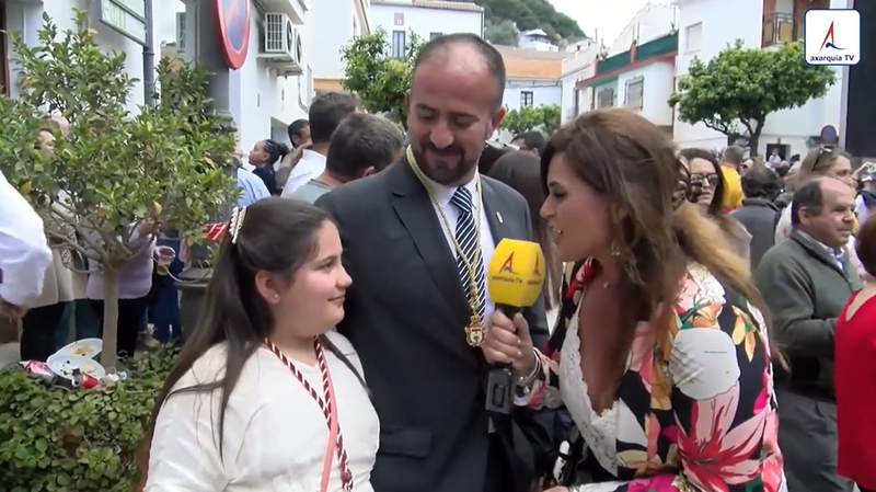 <p> Sofía en la entrevista para la televisión local sobre las fiestas de su pueblo. Fuente: Twitter </p>