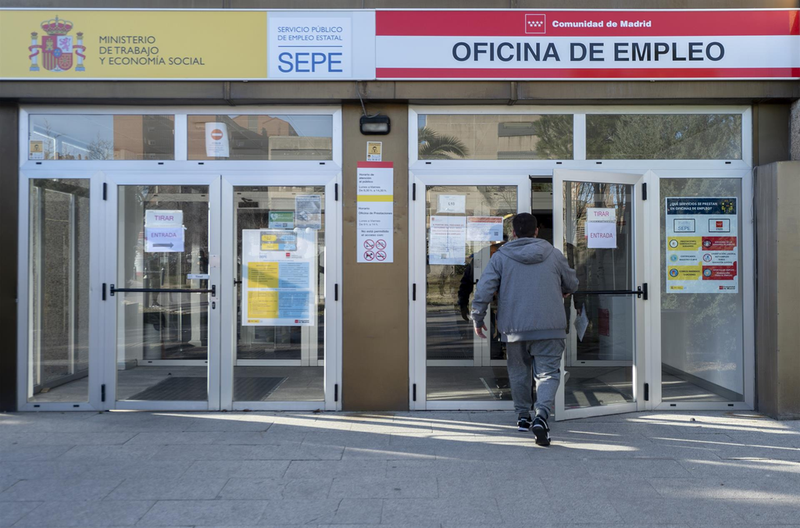 <p> Un hombre entrando en una oficina de empleo - Alberto Ortega - Europa Press </p>