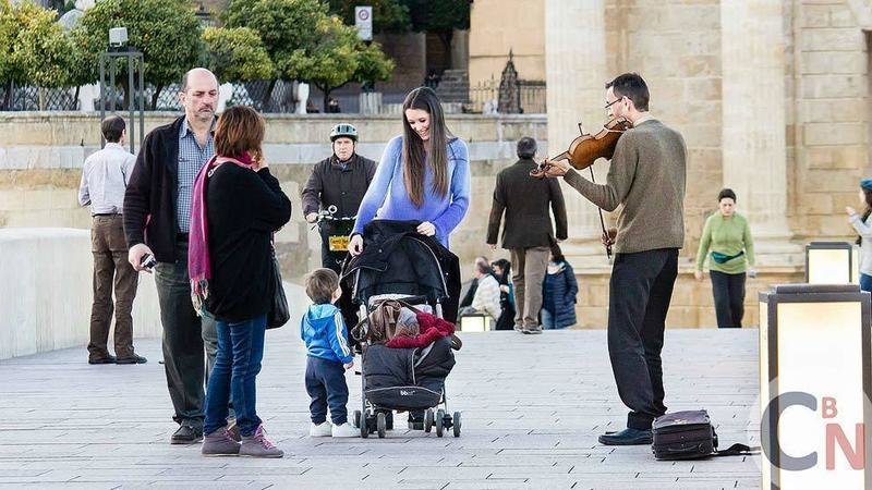 <p> Violinista tocando en el Puente Romano | José León. </p>