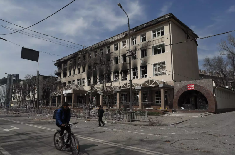 <p> Edificio incendiado en Mariúpol, Ucrania. Fuente: Europa Press </p>