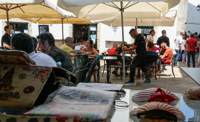 <p> Varias personas en la terraza de un restaurante - César Arxina - Europa Press </p>