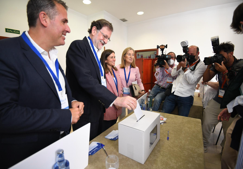 <p> Mariano Rajoy vota en el congreso del PP local de Pontevedra - BEA CÍSCAR - EUROPA PRESS </p>