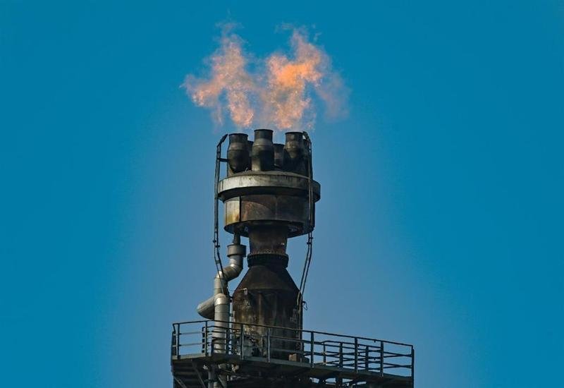 <p> Imagen de archivo de una refinería </p>