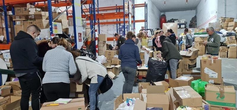 <p> Nave en Málaga donde los voluntarios ayudan con el material de ayuda humanitaria hacia Ucrania </p>