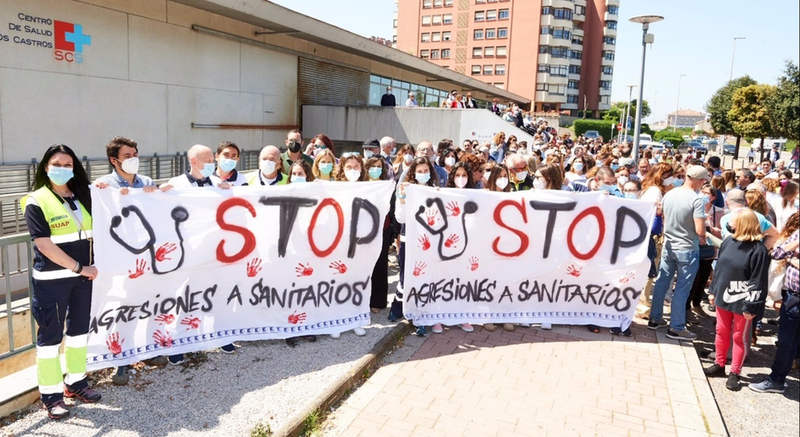 <p> Sanitarios de Cantabria protestandi en manifestación </p>