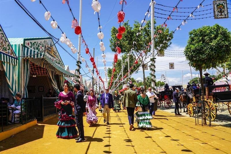 <p> Ambiente del Real, durante el tercer día de Feria de Abril de Sevilla 2022 celebrada tras dos años de pandemia por el Covid-19, a 3 de mayo de 2022 en Sevilla </p>