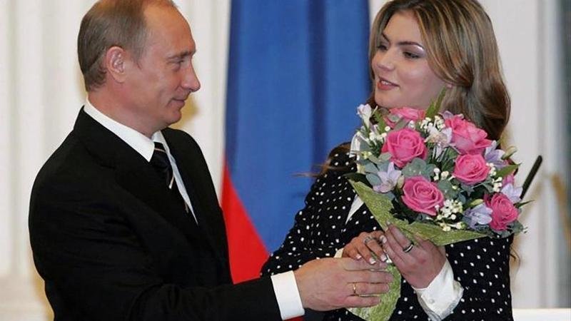 <p> Vladimir Putin junto a Alina Kabaeva </p>
