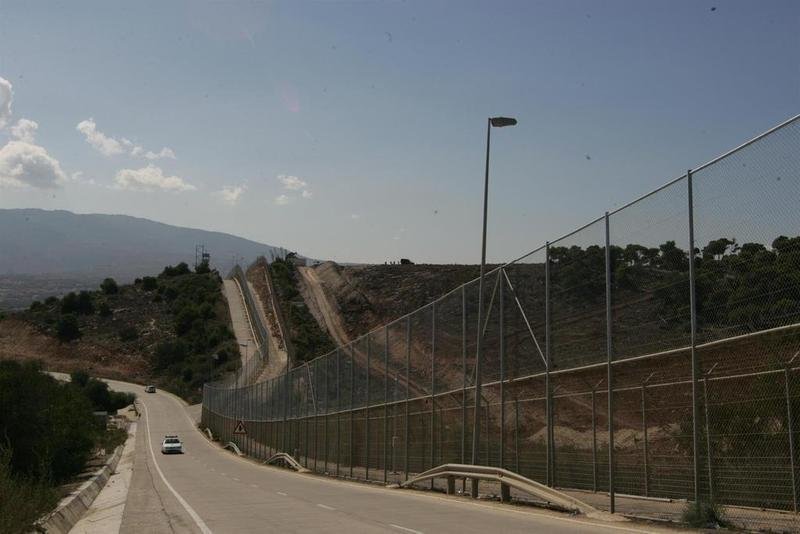<p> Valla fronteriza entre Melilla y Marruecos </p>