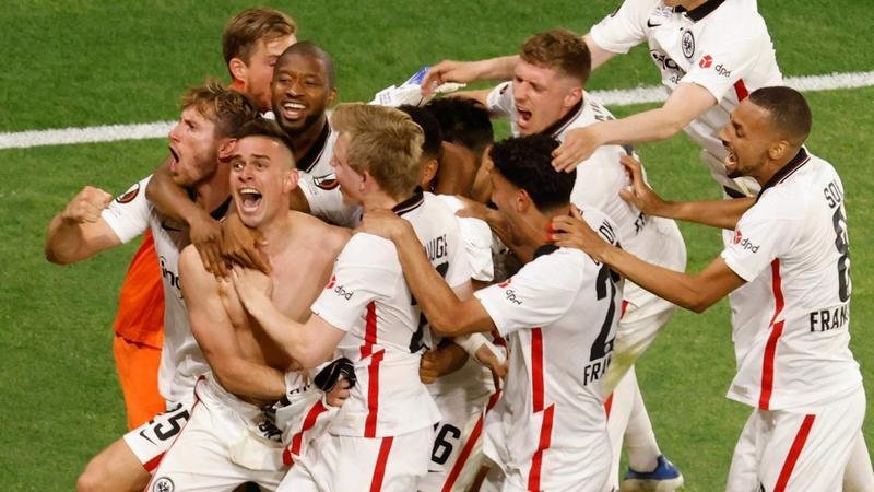 <p> Celebración del Eintracht Frankfurt tras marcar el penalti de la victoria </p>