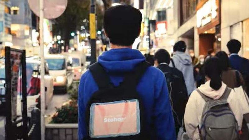 <p> Anuncio andante por las calles de Tokyo </p>