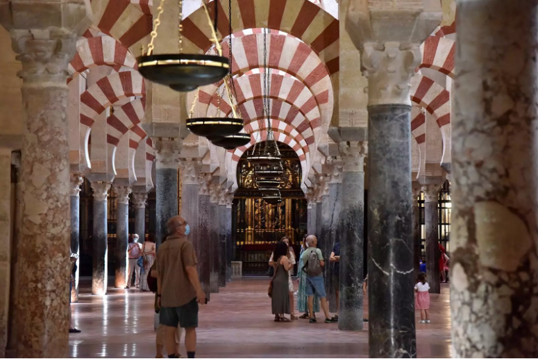 <p> Visitantes y turistas en la Mezquita de Córdoba </p>