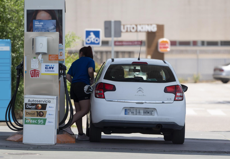 <p> Una mujer reposta en una gasolinera - Alberto Ortega - Europa Press </p>
