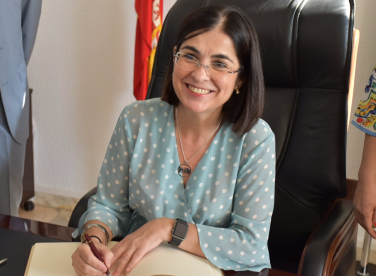 <p> La ministra de Sanidad, Carolina Darias, durante su visita al Ayuntamiento de Lucena (Córdoba). - MINISTERIO DE SANIDAD </p>