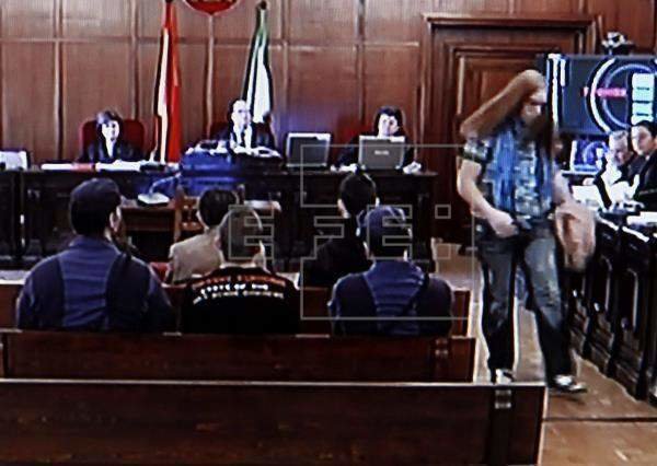 <p> Imagen de archivo del monitor de la sala de prensa de la Audiencia de Sevilla en la que aparece 'El Cuco' (d), tras declarar como testigo en el juicio por la violación y asesinato de la joven Marta del Castillo. EFE/Archivo </p>