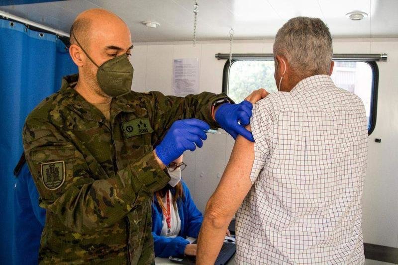 <p> Brigada Guzmán el Bueno X administrando vacunas frente al Covid-19 </p>