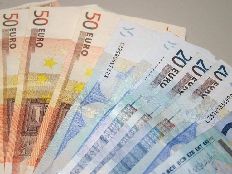 <p> Archivo - Billetes de euro, dinero, PIB - EUROPA PRESS - Archivo </p>