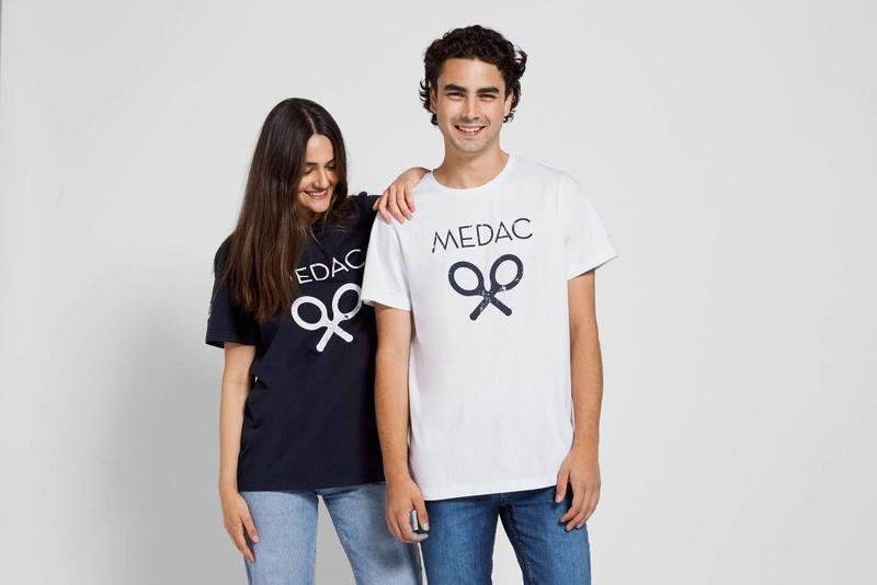 <p> Camisetas solidarias de Medac </p>