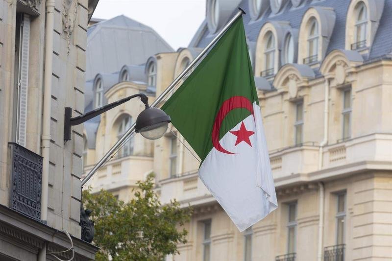 <p> Bandera de Argelia en la Embajada de Argelia en París, Francia </p>