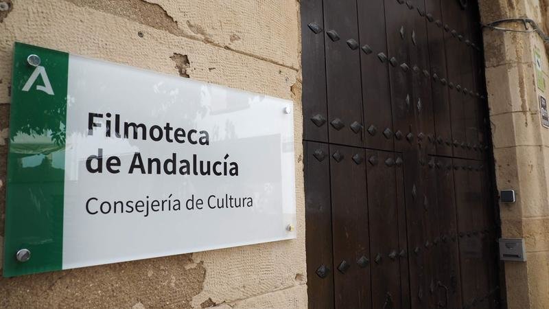 <p> Puerta Filmoteca de Andalucía. Consejería de Cultura. </p>