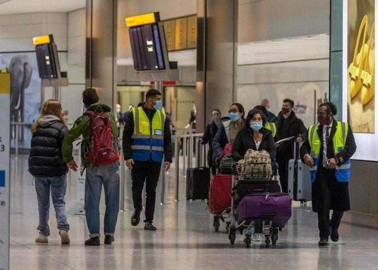 <p> Pasajeros en el aeropuerto de Heathrow, en Londres. EUROPA PRESS </p>