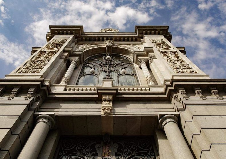 <p> Fachada del edificio del Banco de España situada en la confluencia del Paseo del Prado y la madrileña calle de Alcalá </p>