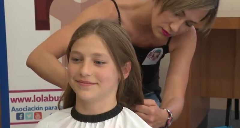 <p> Una de los 60 alumnos que han donado su pelo a los niños con cáncer </p>