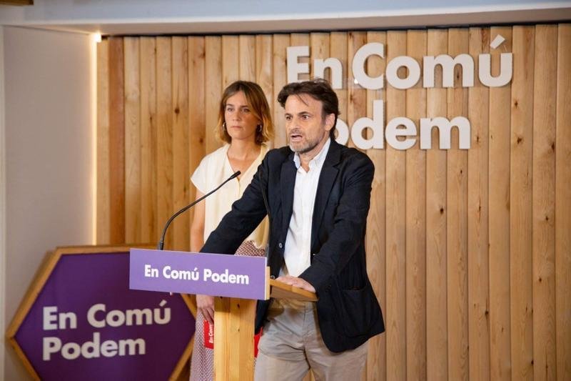 <p> El presidente del grupo parlamentario de Unidas Podemos (UP) en el Congreso, Jaume Asens, junto con la líder de los comuns en el Parlament, Jéssica Albiach, en rueda de prensa - ECP </p>