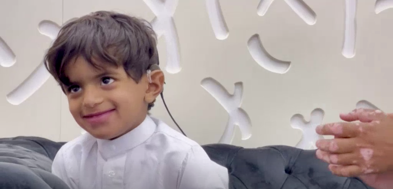 <p> La reacción del niño de 4 años sordo mudo tras oír a su padre por primera vez después de ser operado. </p>