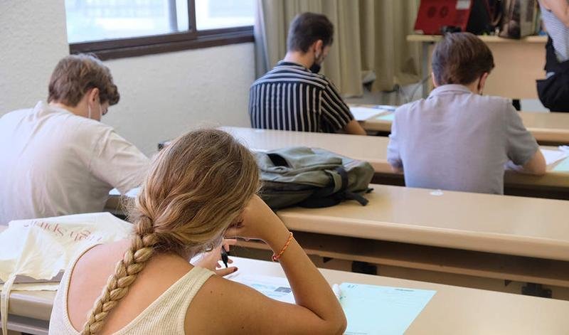 <p> Alumnos durante un examen en la Universidad de Sevilla. (Foto Universidad de Sevilla). </p>