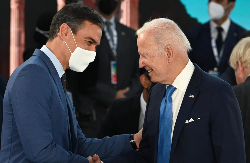 <p> El presidente del Gobierno, Pedro Sánchez (i), conversa con el presidente de Estados Unidos, Joe Biden (d), durante la cumbre del G20, en el centro de congresos de la Nuvola, a 20 de octubre de 2021, en Roma (Italia). - Pool Moncloa/Borja Puig de la Bellacasa </p>