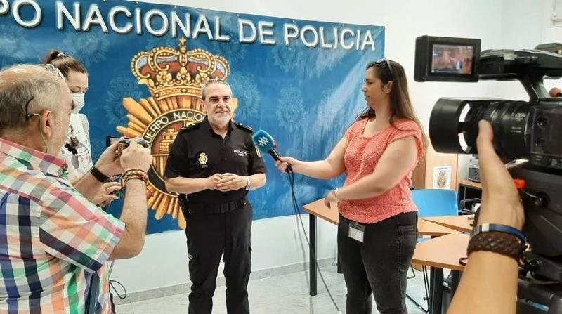 <p> El portavoz de la Policía Nacional en Jaén, Diego Moya, atiende a los periodistas. - E.C. </p>