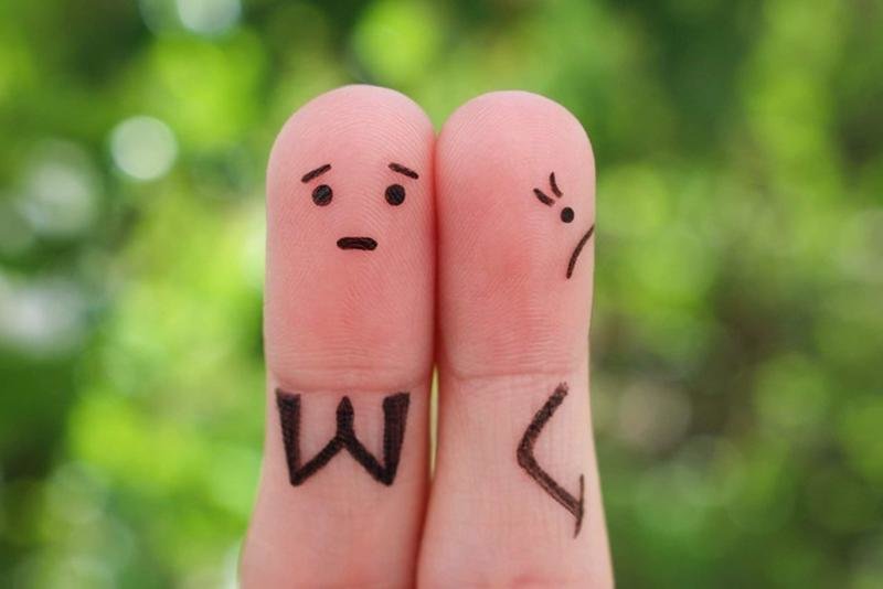 <p> Fingers art of displeased couple. Woman was offended, man asks her forgiveness. - GETTY IMAGES/ISTOCKPHOTO / MUKHINA1 - Archivo </p>