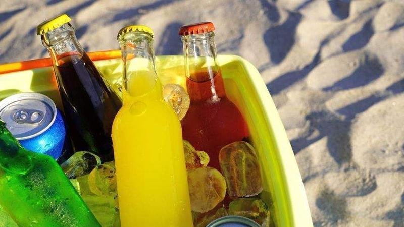 <p> Nevera de playa llena de bebidas frías </p>