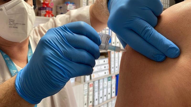 <p> Comienza en el Hospital Regional de Málaga la vacunación de voluntarios del ensayo clínico de la vacuna de HIPRA </p>